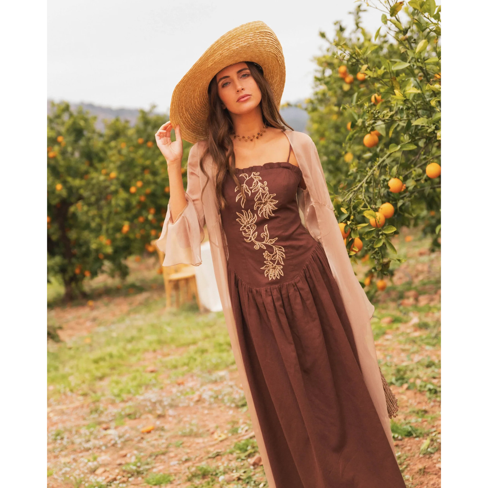Vestido midi de tirantes con bordados