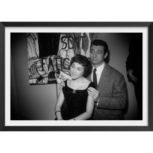 Affiche photo d'acteurs - Yves Montand et Elisabeth Manet , 1955 Affiche + cadre en bois - Noir