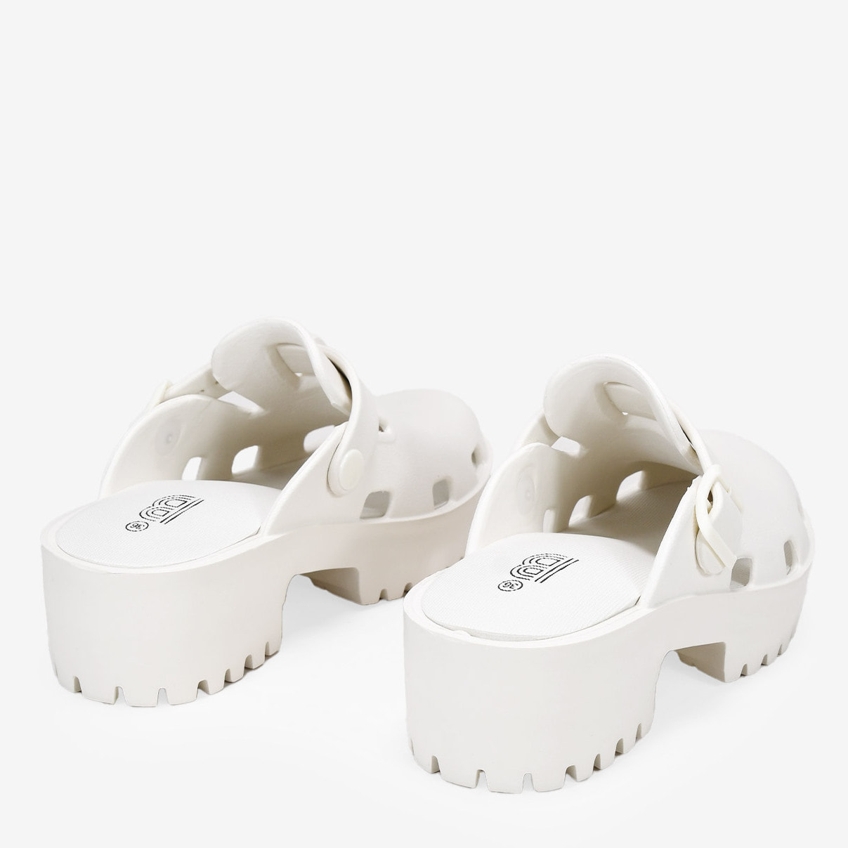 Zuecos de goma blancos con plataforma