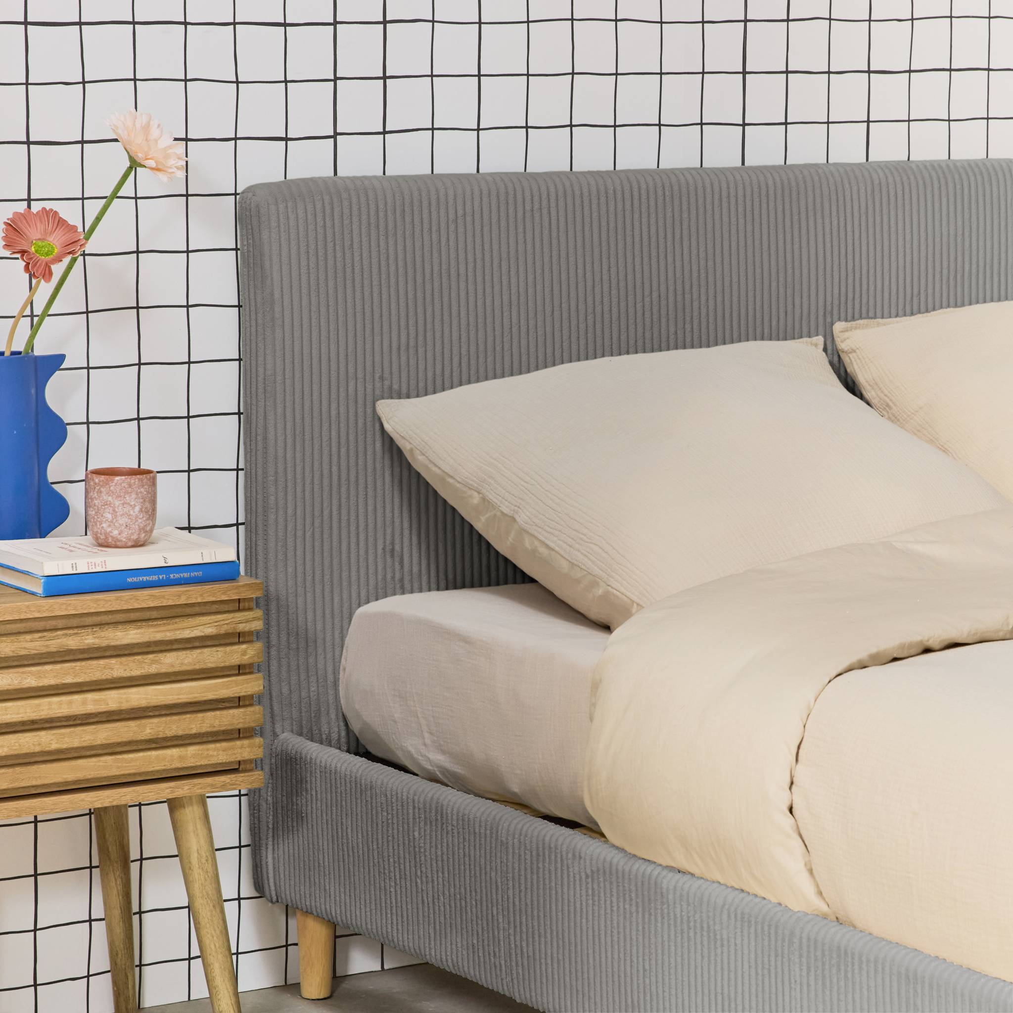 Lit avec sommier à lattes et tête de lit. L 202 x P 148 x H 89cm. gris. finition velours côtelé (grosse côte)