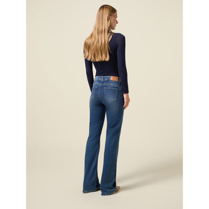 Oltre - Jeans flare in denim con borchie - Blu