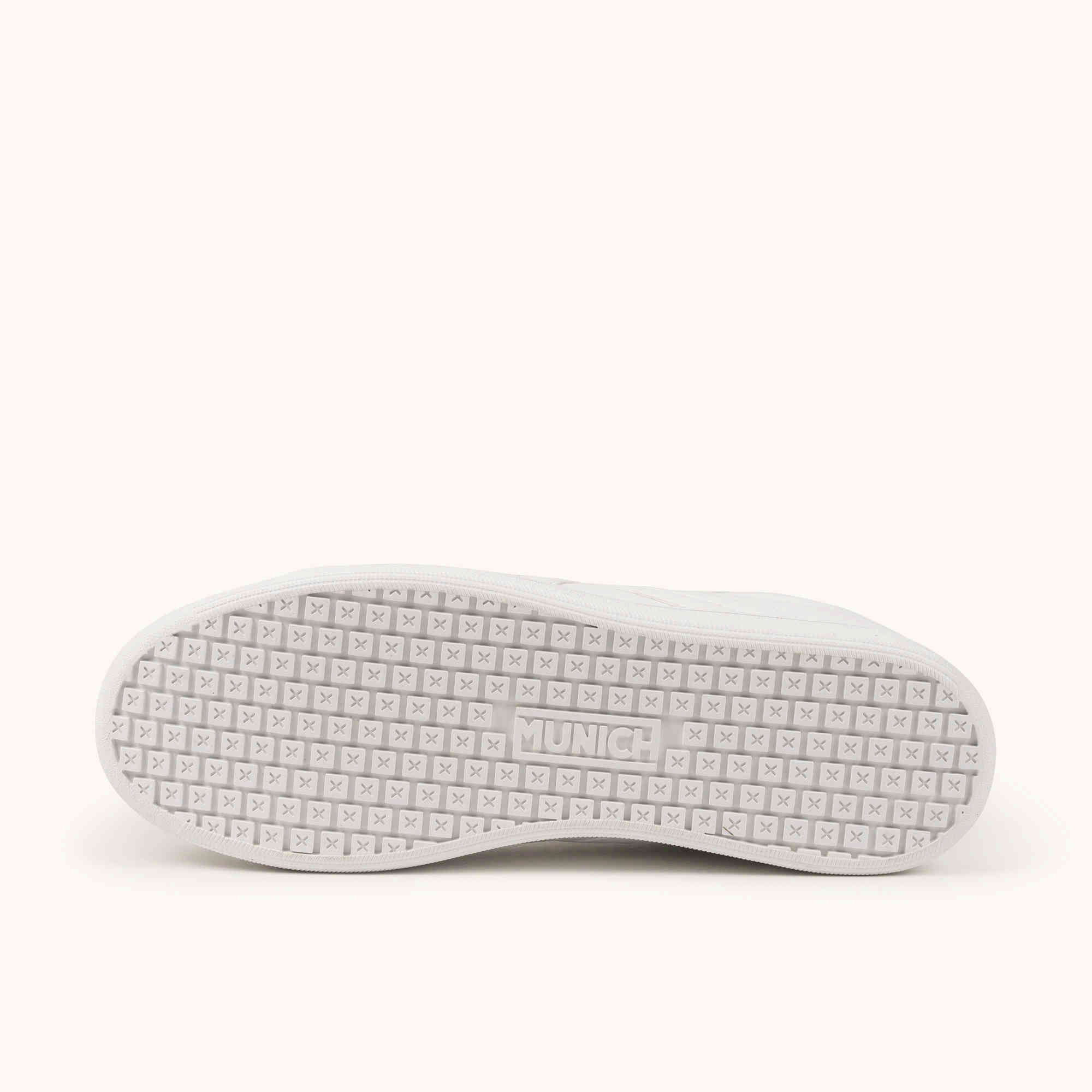 MUNICH OPEN 02 Zapatilla Minimalista Urbana en Piel Blanca con Detalle Azul