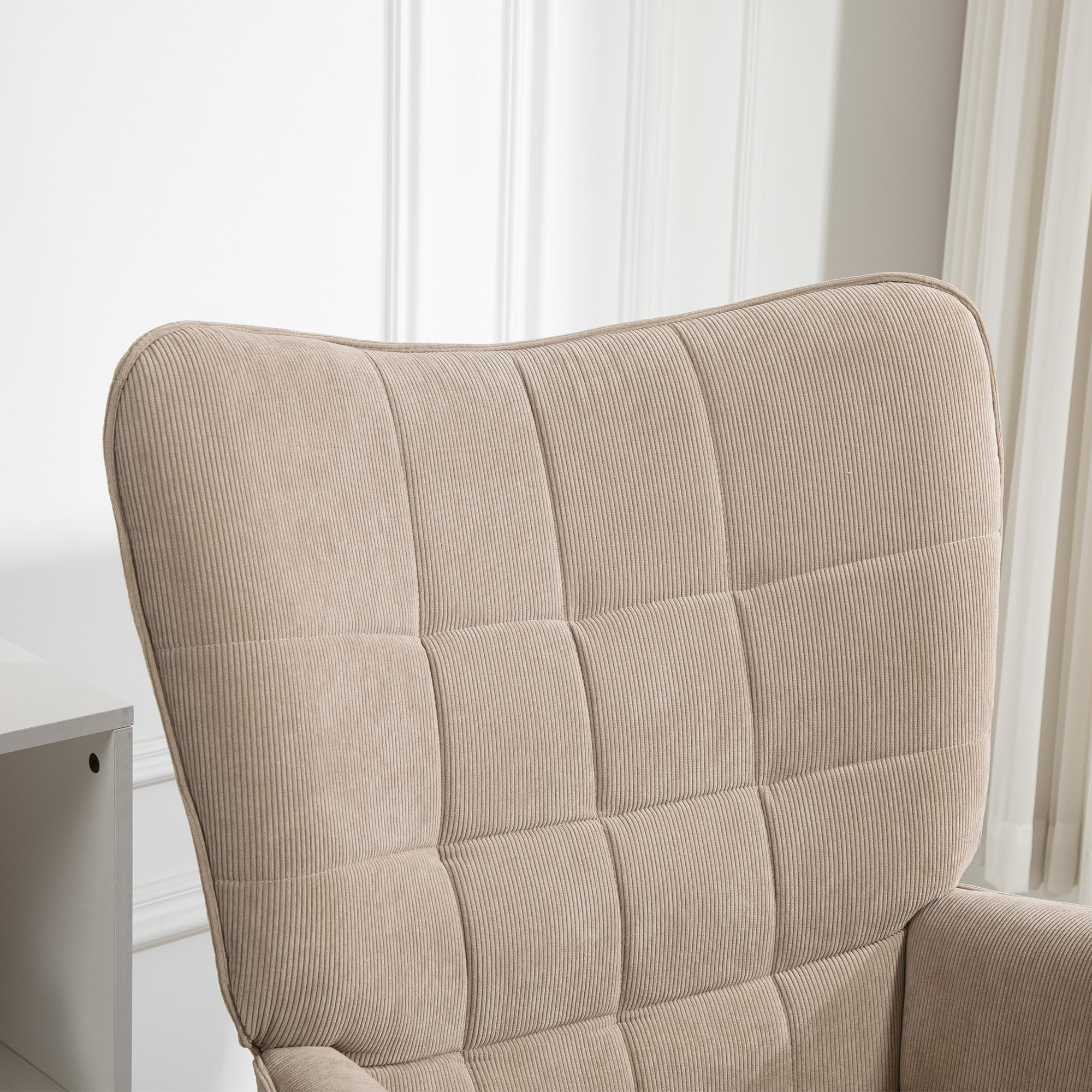 Fauteuil à oreilles et son repose-pieds piètement bois velours côtelé dossier effet capitonné marron clair