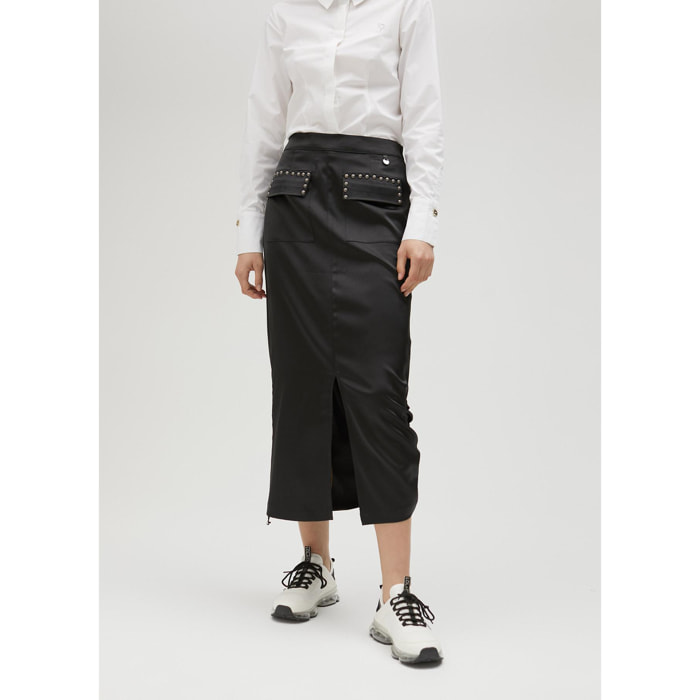 Gonna satinata con borchie