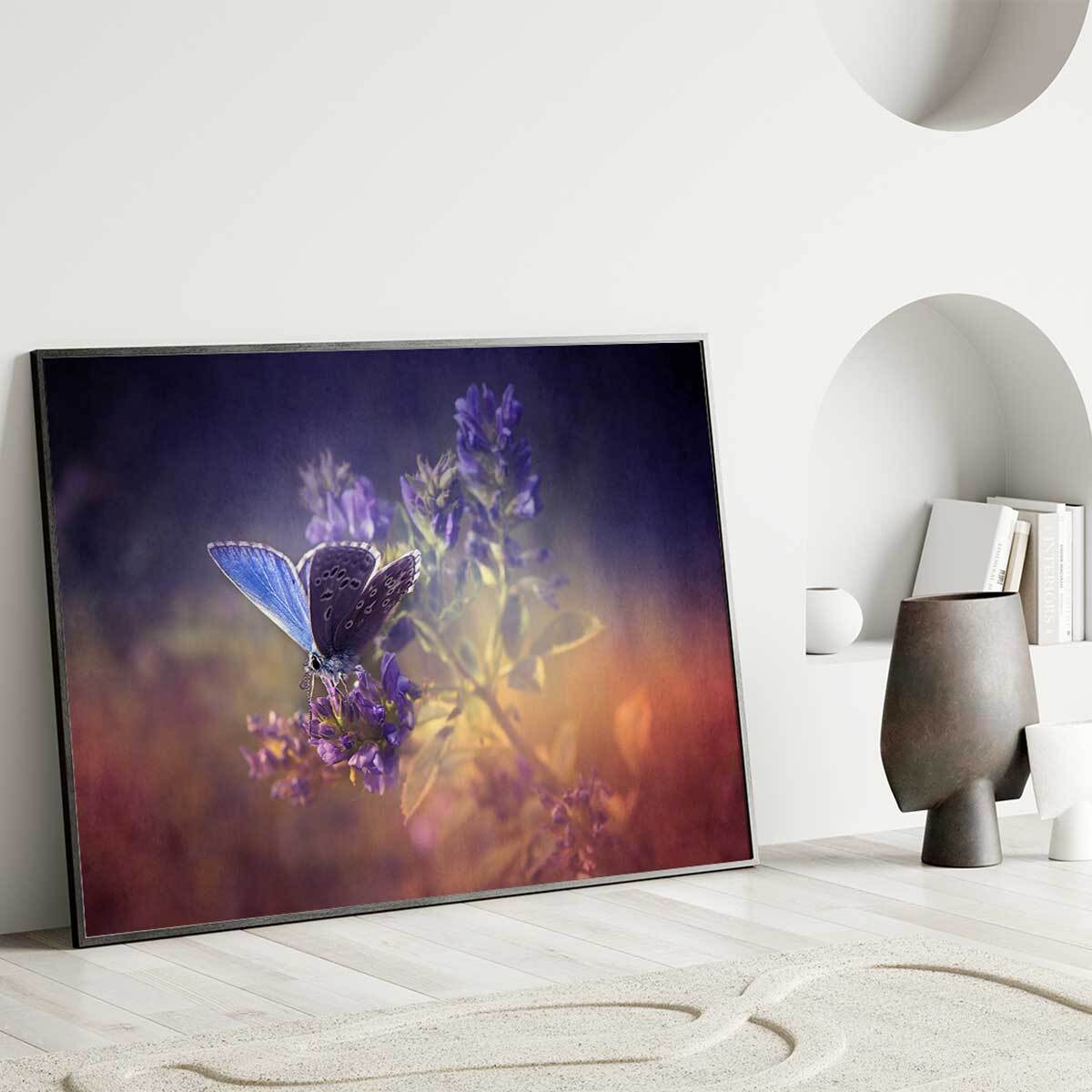 Affiche encadrée – Papillon bleu sur fleur violette, poésie naturelle Affiche + cadre en métal - Noir