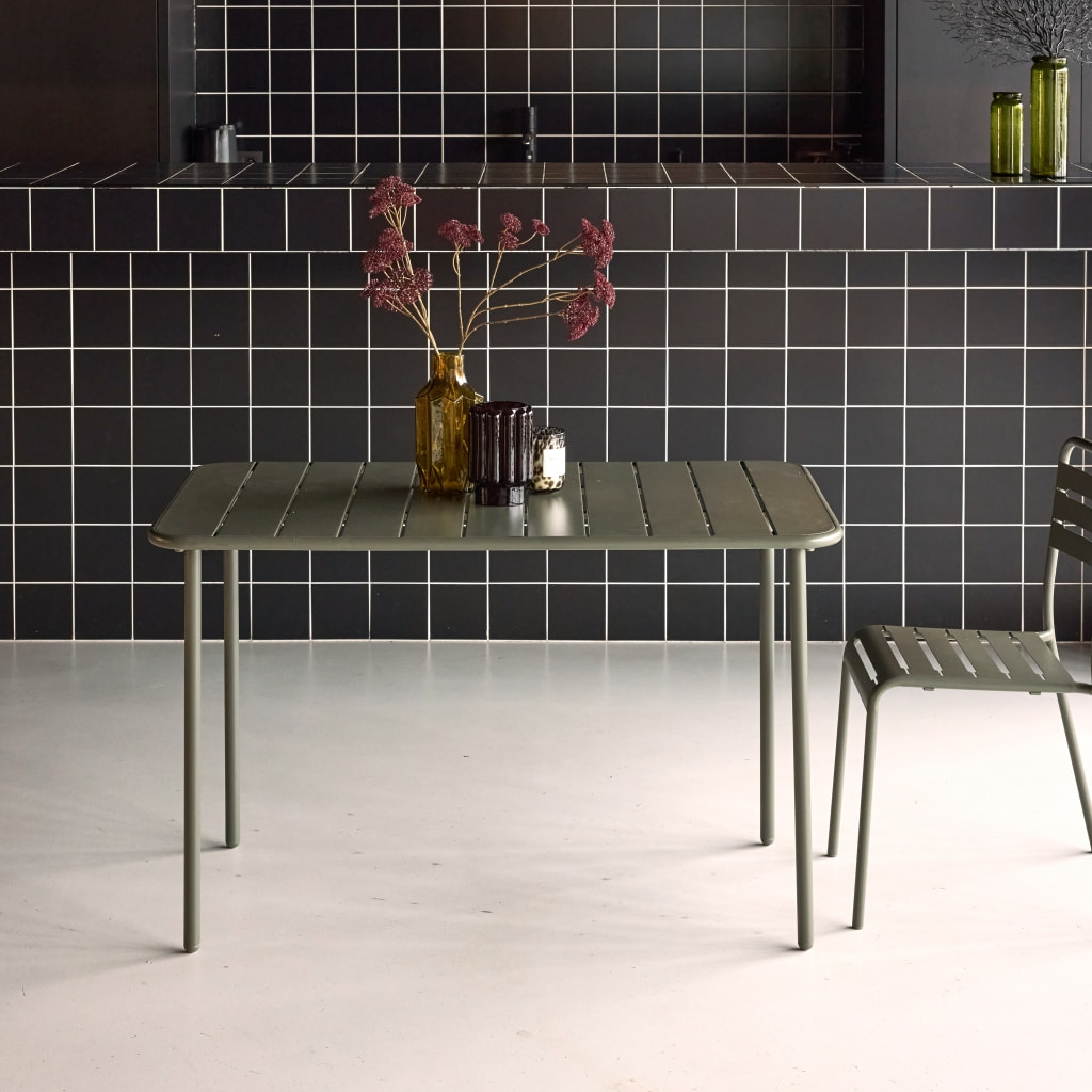 Table de jardin métal 4 places. kaki. Amelia. 120x70cm. traitement antirouille. lattes et bords arrondis