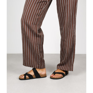 Sandalias de dedo planas negras con suela de corcho