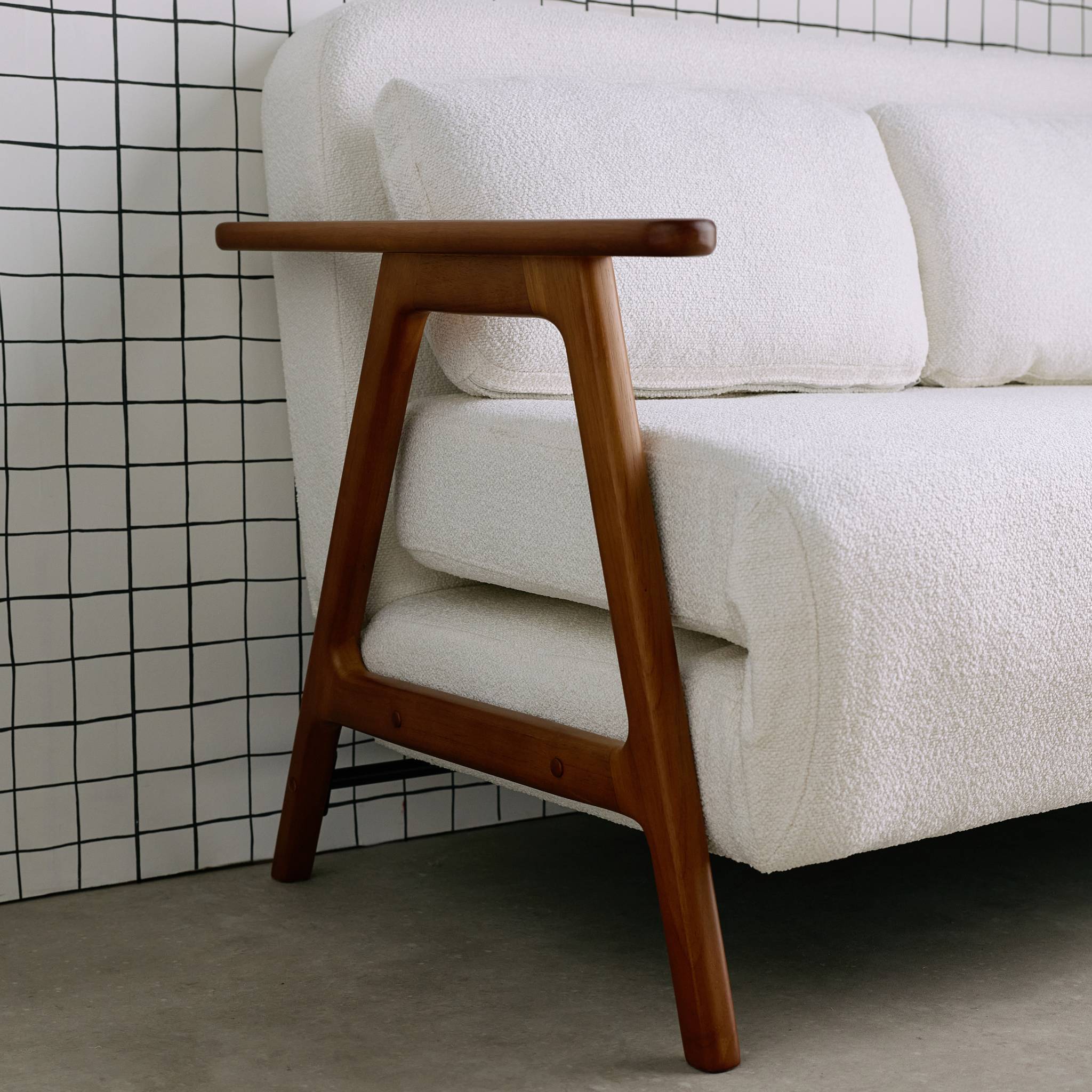 Banquette canapé convertible 2 places bois d'hévéa teinté noyer clair et bouclette texturée blanche L 133 x P 81 x 84cm - Sven
