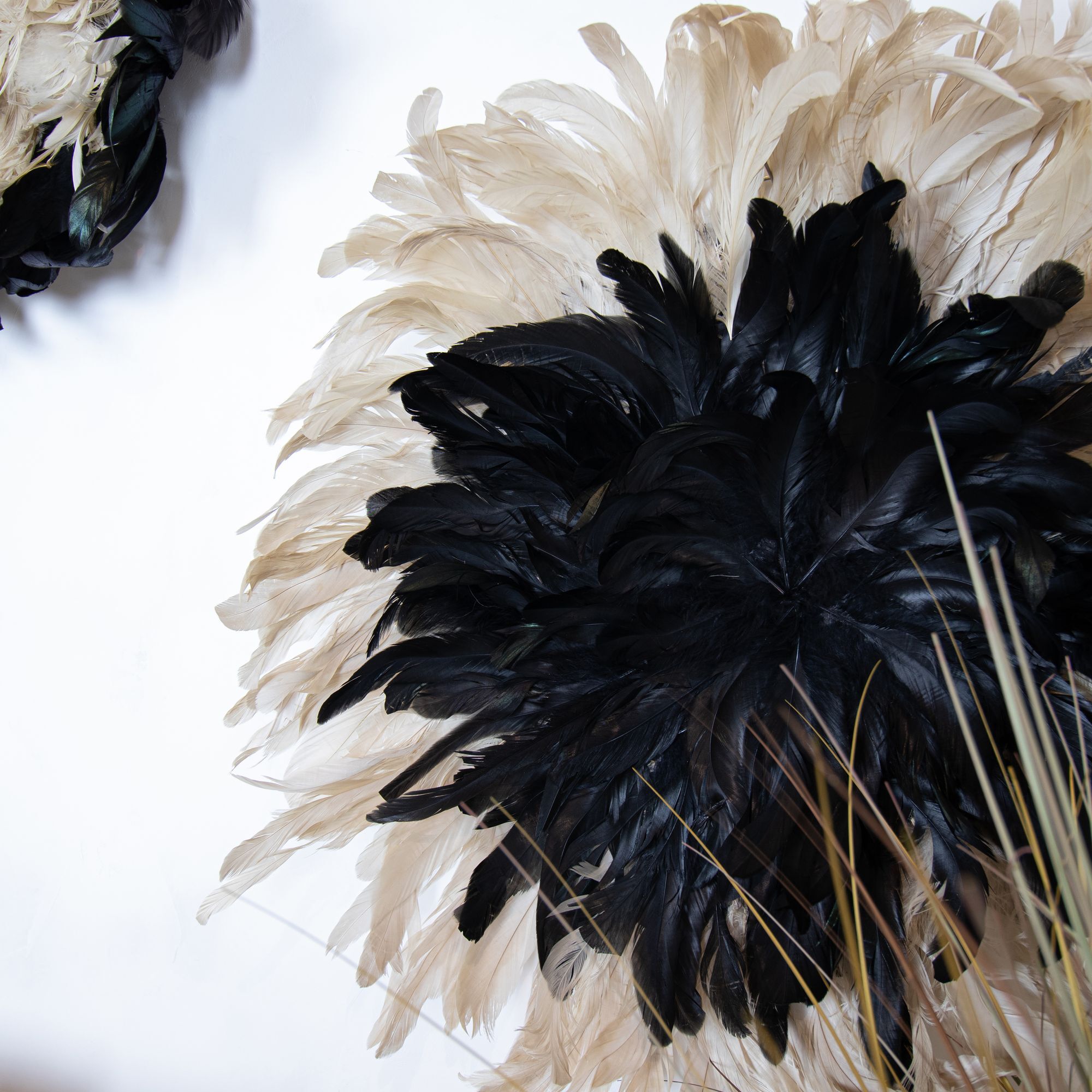 Décoration murale noire et blanche en plumes de coq 60cm PLUMET