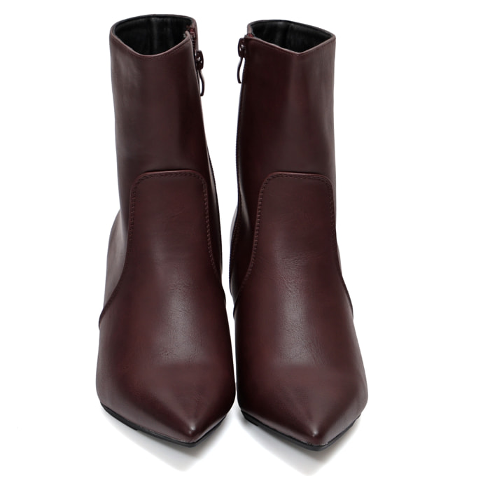 Stivaletto in simil pelle con tacco