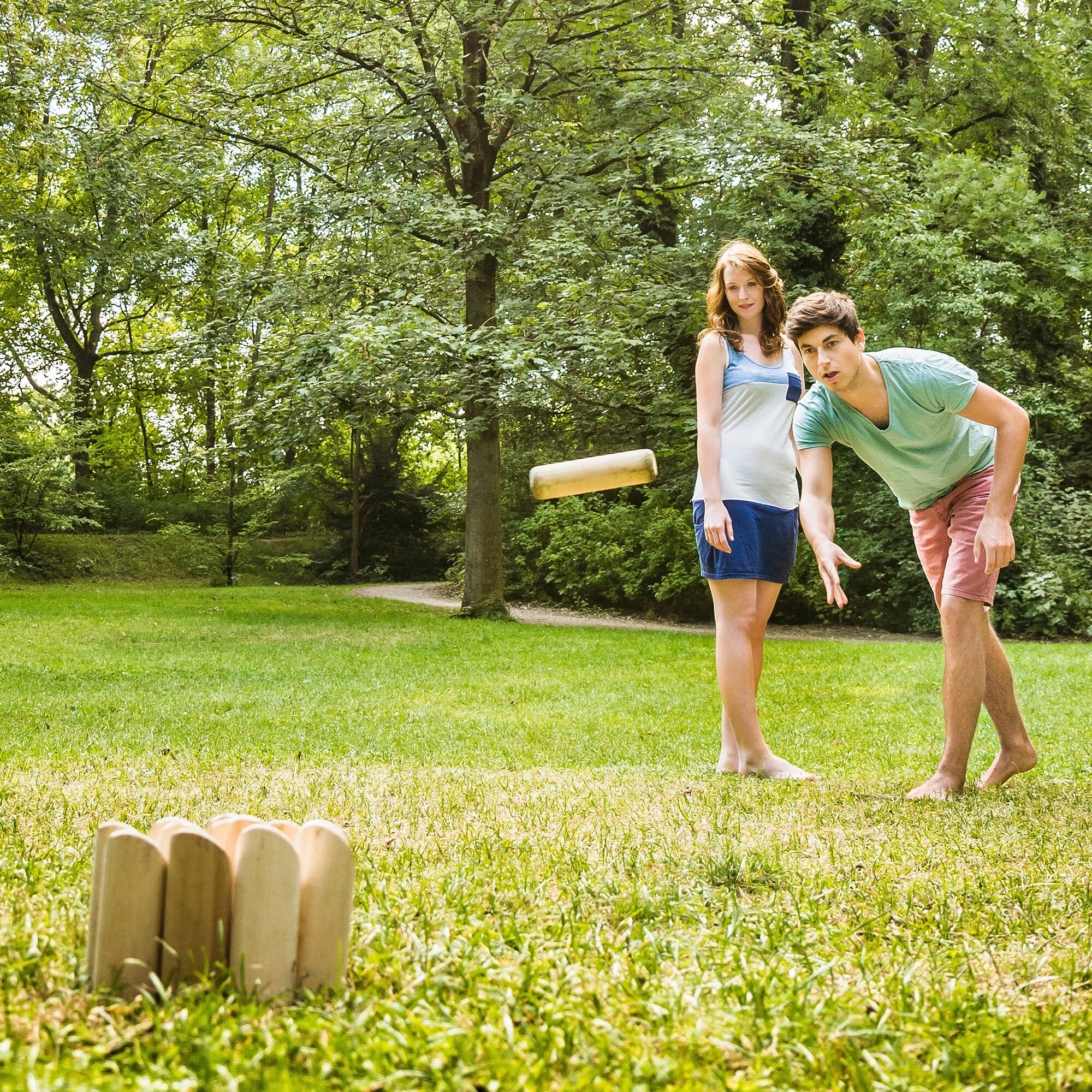Juego de Bolos Finlandeses, 12 Bolos de Madera de Pino con 1 Palo de Lanzamiento y Caja de Transporte, Juego al Aire Libre para Adultos, Jardín, Picnic, Playa y Fiestas, Natural