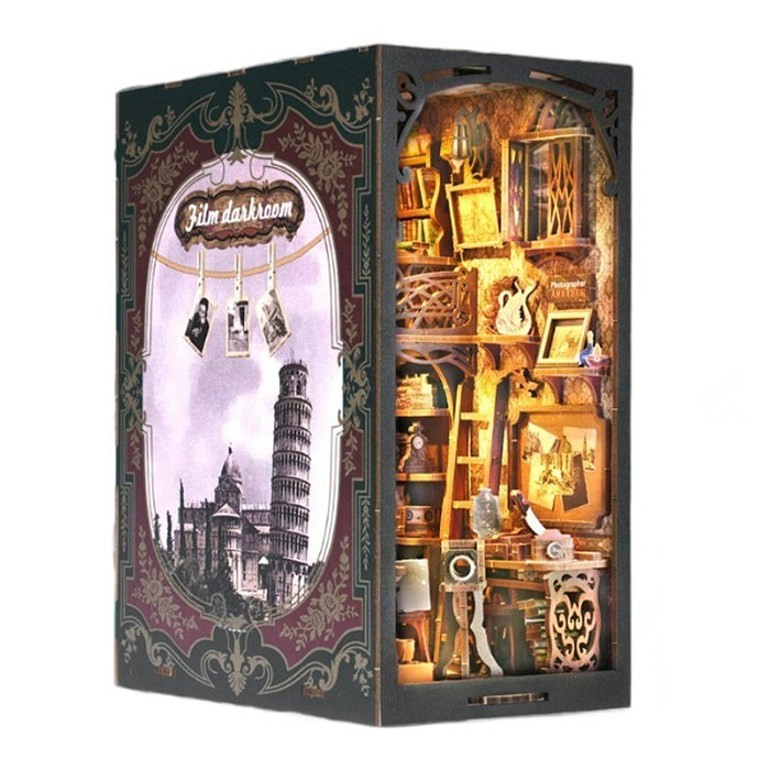 Camera di sviluppo. Book Nook in legno, design 3D realistico con grande dettaglio, copertura e luci LED. 405 pezzi.