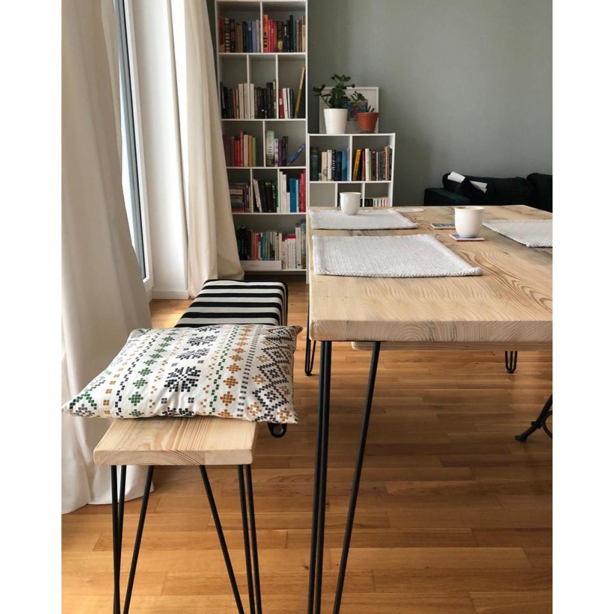 Table à manger en bois massif ton naturel avec pieds en fer noir de différentes tailles