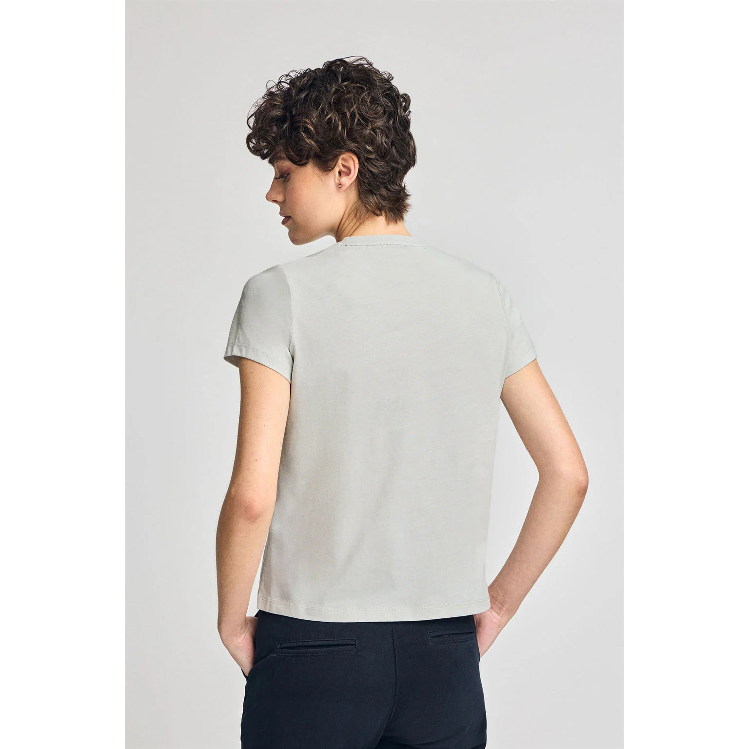 Camiseta gris claro de cuello redondo con bordado Rigby Go