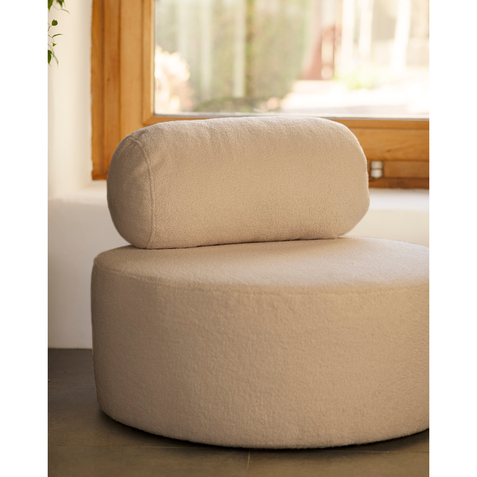 Fauteuil en bouclé rond couleur beige de 91x71cm Hauteur: 71 Longueur: 91 Largeur: 91