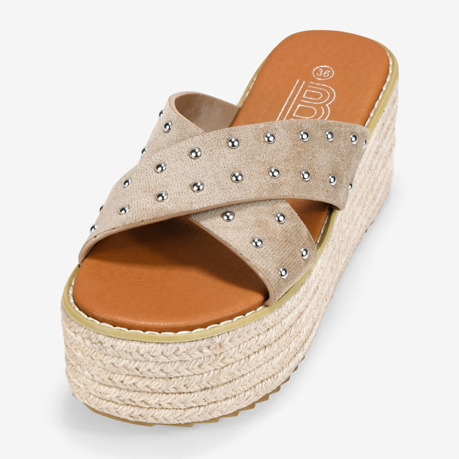Sandalias de plataforma taupe con rafia y tachas