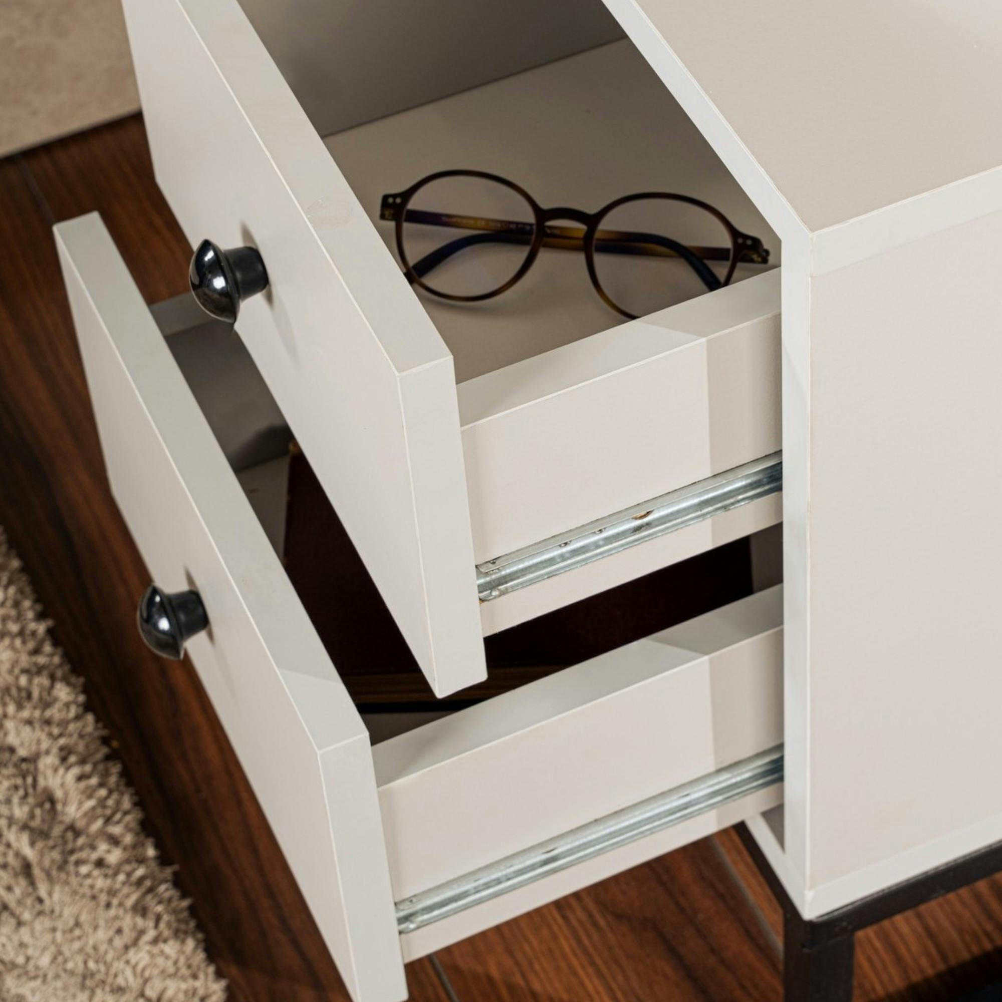 Table de nuit 2 tiroirs, 1 niche - gris effet laque JENA