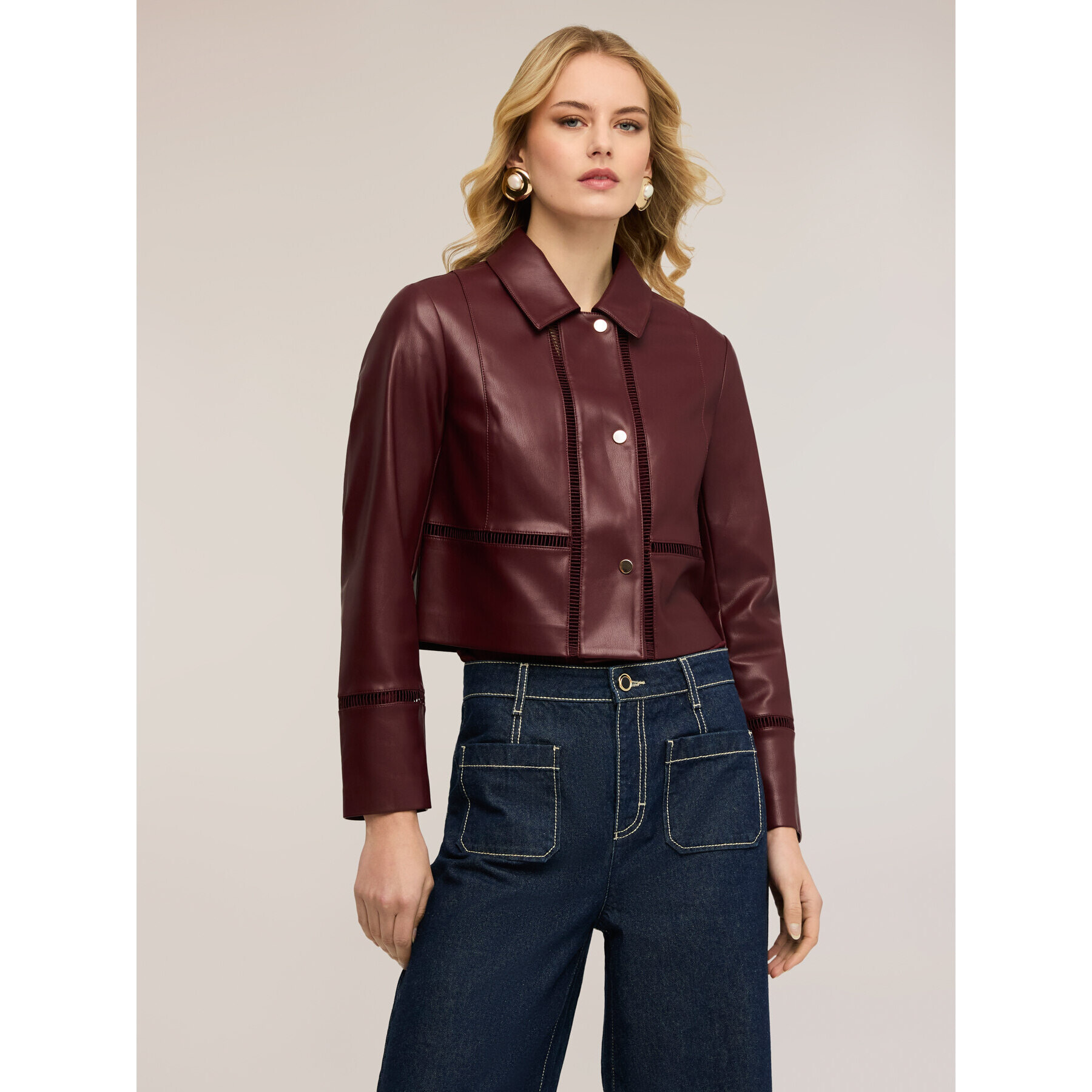 Motivi - Chaqueta cropped con detalles perforados - Burgundy