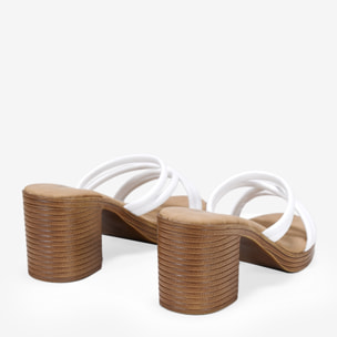 Sandalias blancas con tacón efecto madera