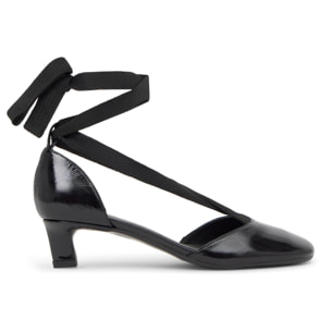 Zapato tacón Aline en charol con cintas de tela
