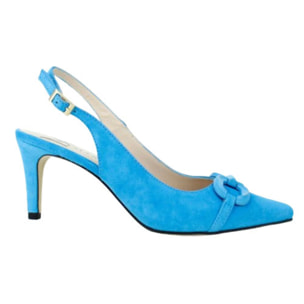 Salón destalonado en color azul con adorno al tono. Tacón de 7 cm.