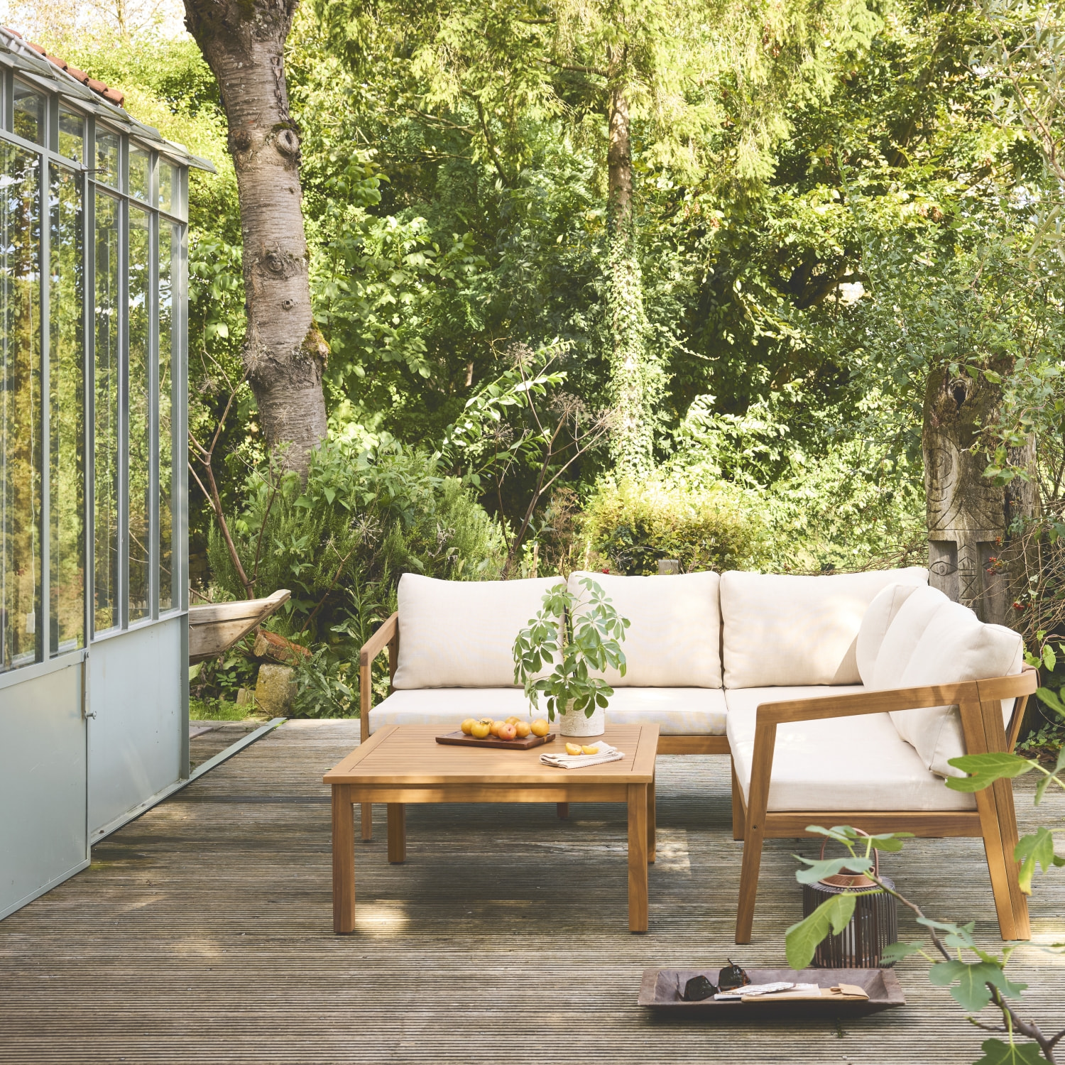 Salon de jardin d'angle beige en acacia 5 places LOBERIA CORNER. table carrée