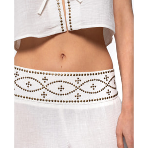 Pantalón acampanado con detalles metálicos