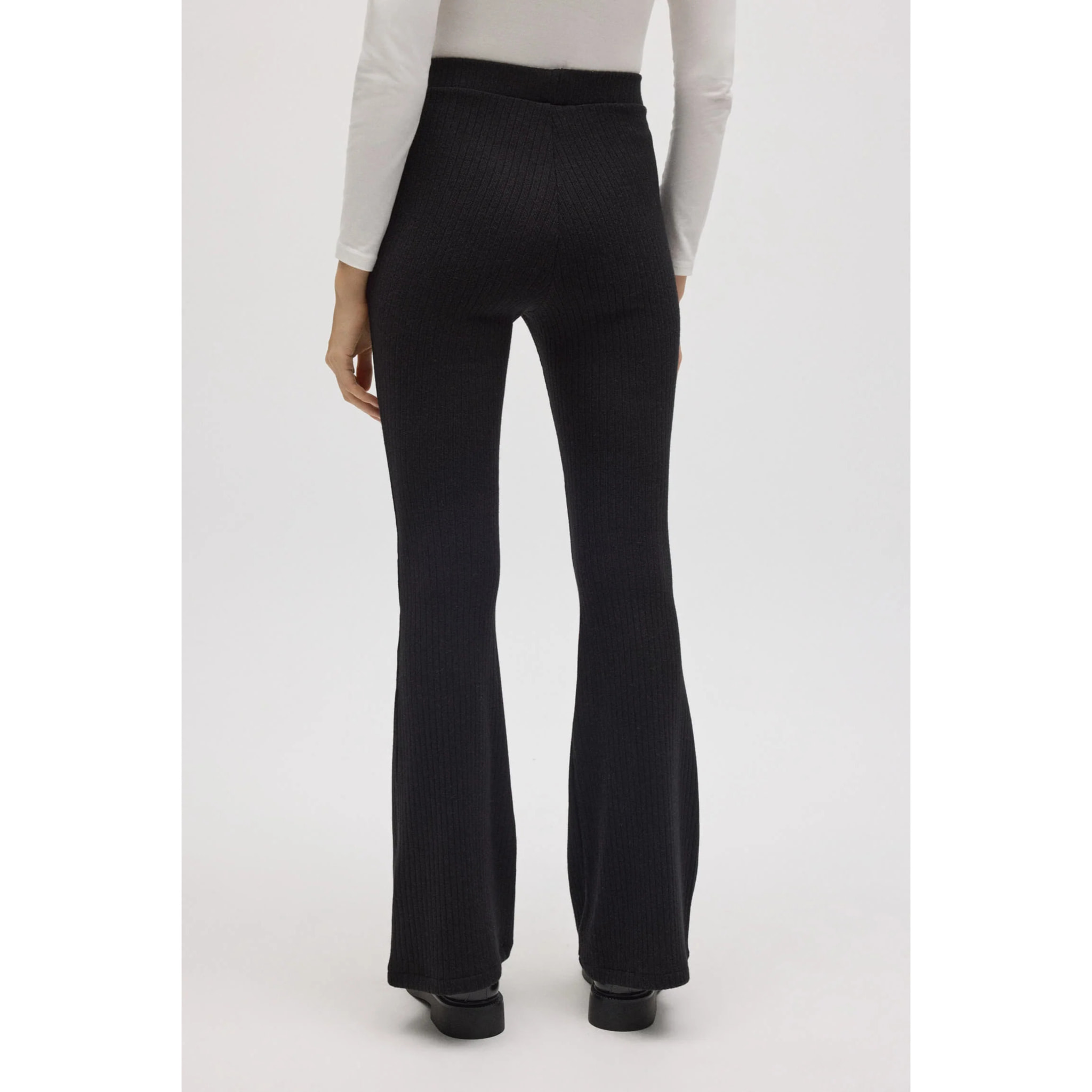 Pantaloni svasati in maglia a coste nere