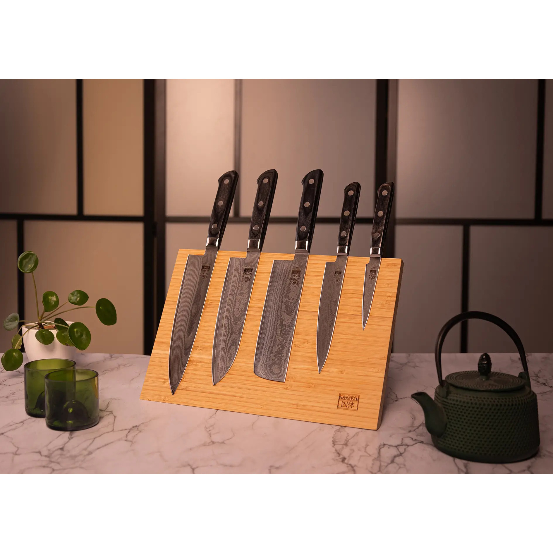 Il Set Nomade Completo Hashi Damas 7 pezzi: 5 coltelli (ufficio 9 cm + universale 15 cm + nakiri 16 cm + santoku 18 cm + gyuto 20 cm) + custodia 100% cotone + acciaino per affilare