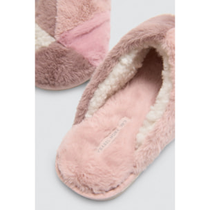 Pantofole da casa con texture e colori contrastanti