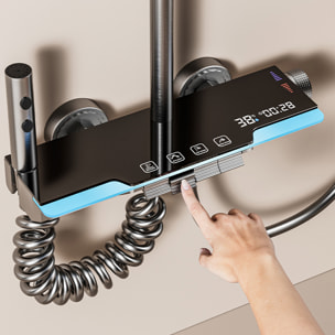 Set doccia completo Y3 montato a parete. Con display digitale e molteplici modalità d'acqua, con miscelatore, illuminazione ambientale e controllo preciso.
