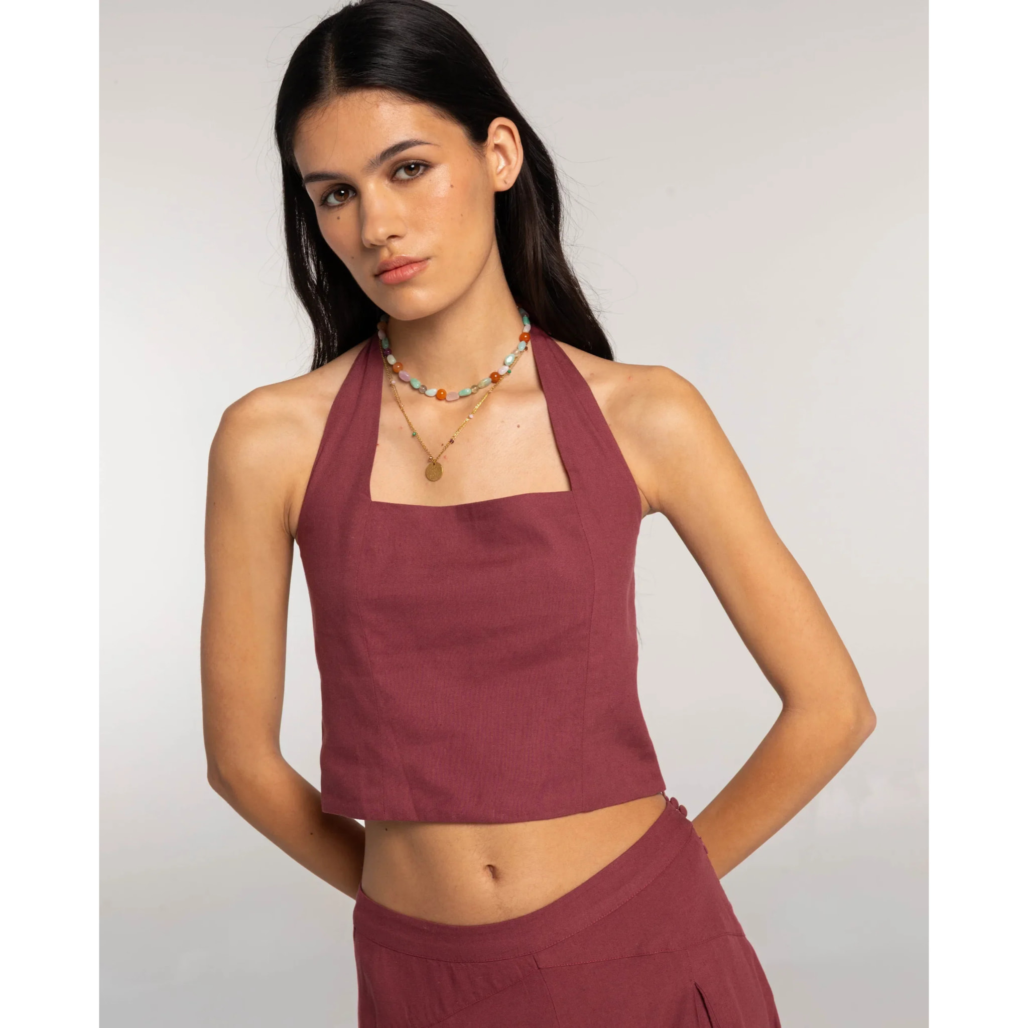 Top halter con lazada al cuello de mujer