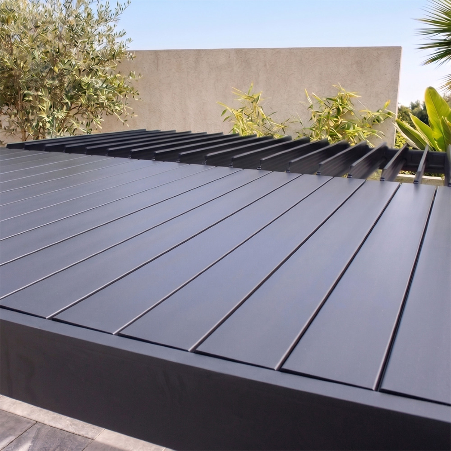 Pergola bioclimatique adossée en aluminium noir 3x3m PANAGIA