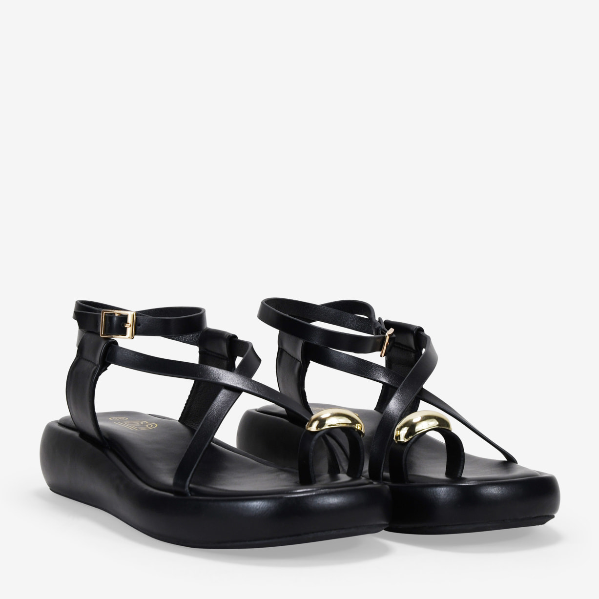 Sandalias de dedo negras con anillo metálico y plataforma