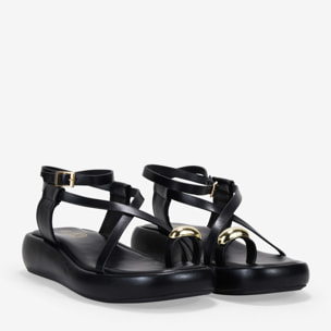 Sandalias de dedo negras con anillo metálico y plataforma