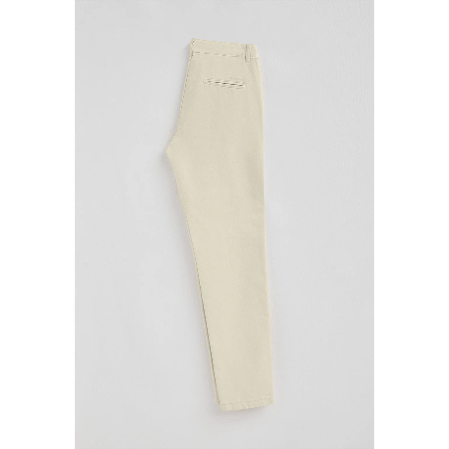 Pantalón chino May color crudo con bordado en bolsillo minimal Polo Club