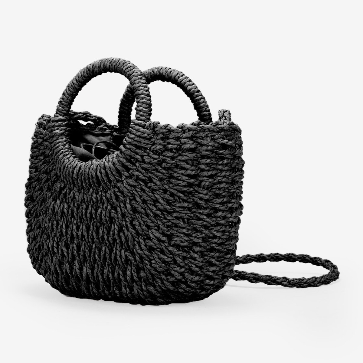 Bolso de esparto negro tipo canasto