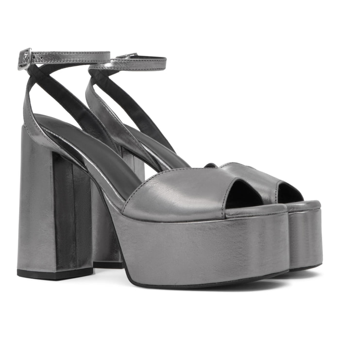 Sandalia de tacón Fibi en cuero metalizado con cierre de hebilla