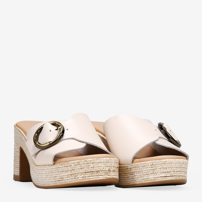 Sandalias de piel beige destalonadas con tacón efecto esparto