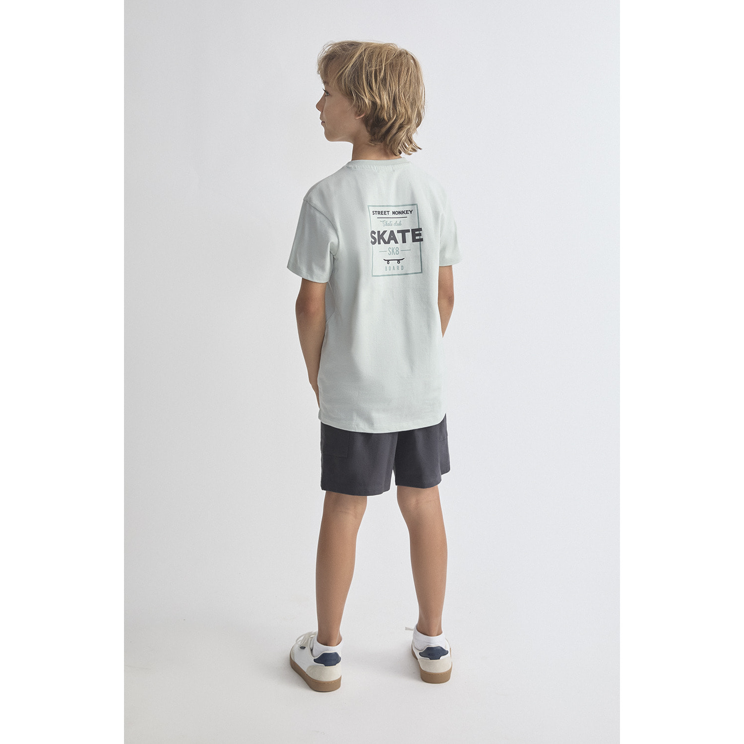 Conjunto Camiseta Lisa con Logo Pequeno y Shorts con Bolsillos Parche Estilo Casual | Color: Gris marengo | Street Monkey