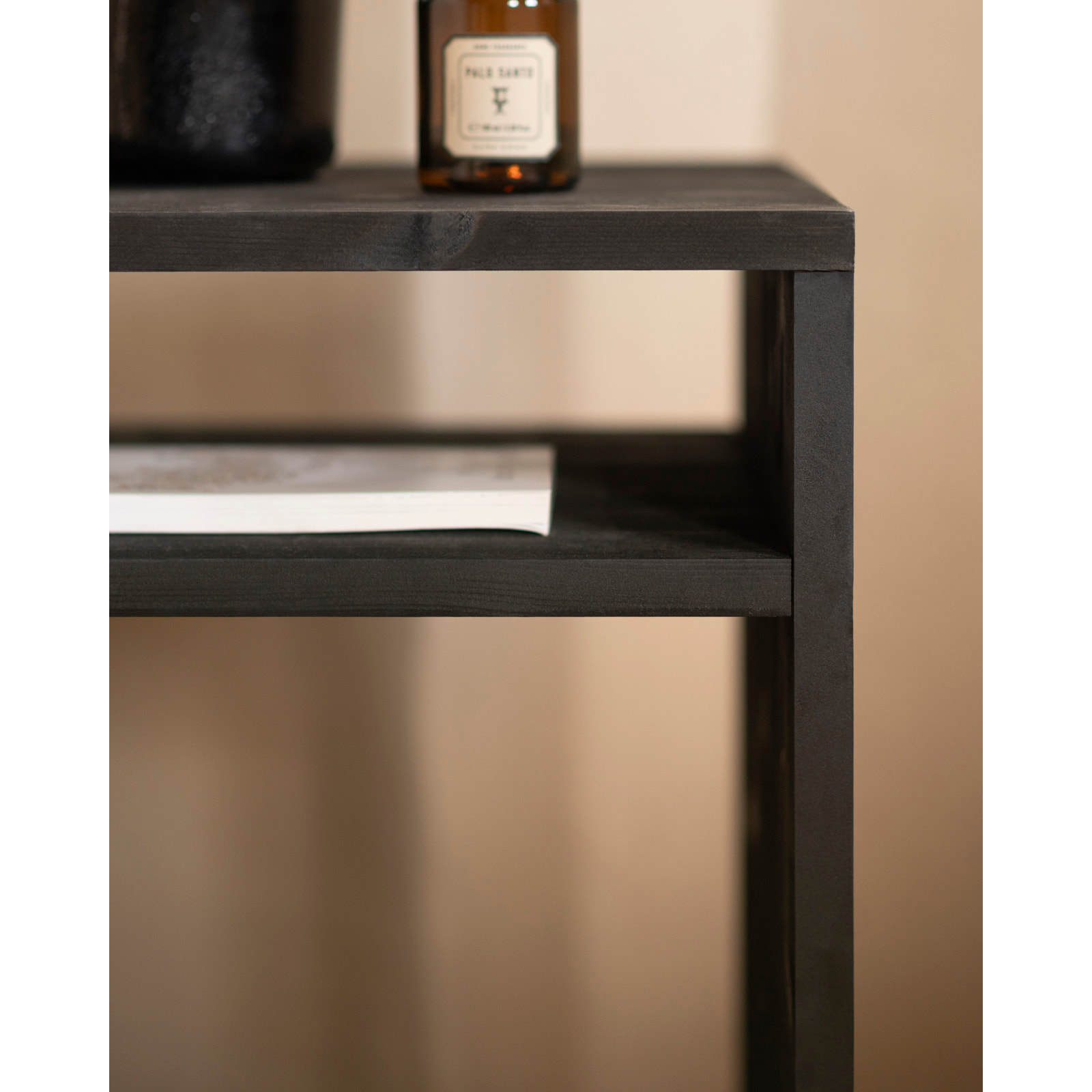 Mesita de noche de madera maciza en tono negro de 51x32cm Alto: 50.5 Largo: 32 Ancho: 37.5