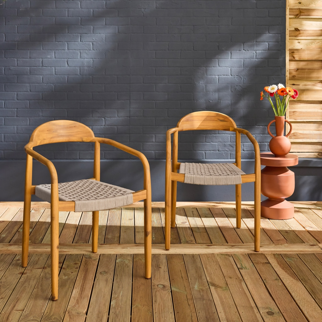 Lot de 2 fauteuils CERINA en bois d'acacia. assise beige en résine. 55.5 x 55 x 79 cm