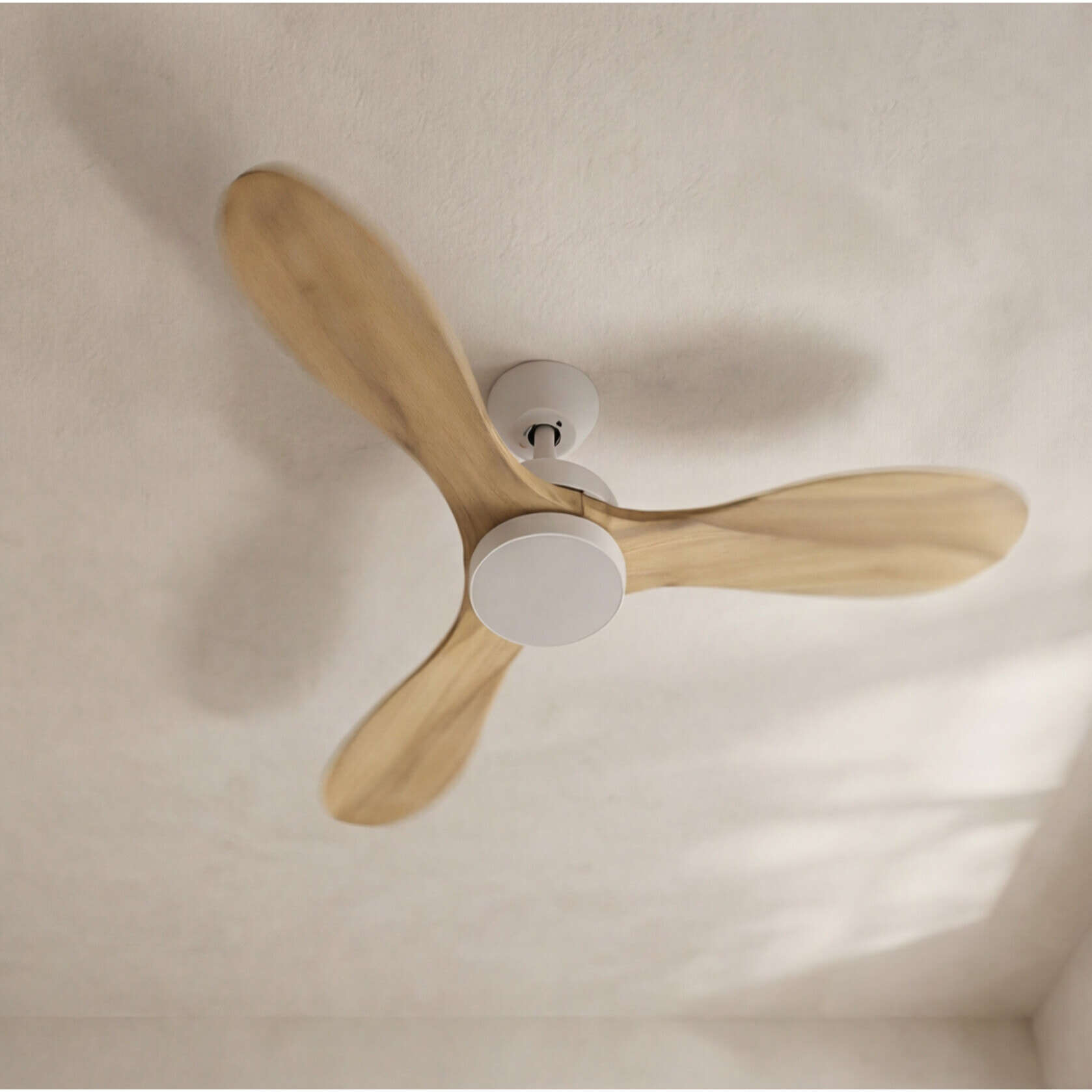 Forlight Calar ventilador con selector de temperatura en color blanco y las palas de madera