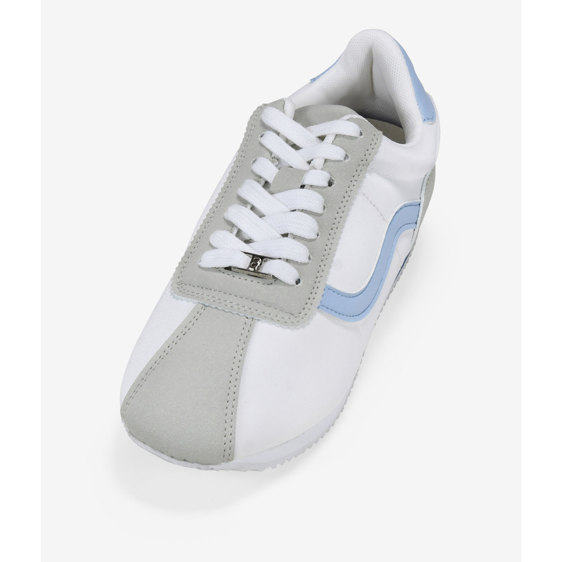 Zapatillas deportivas blancas con cordones
