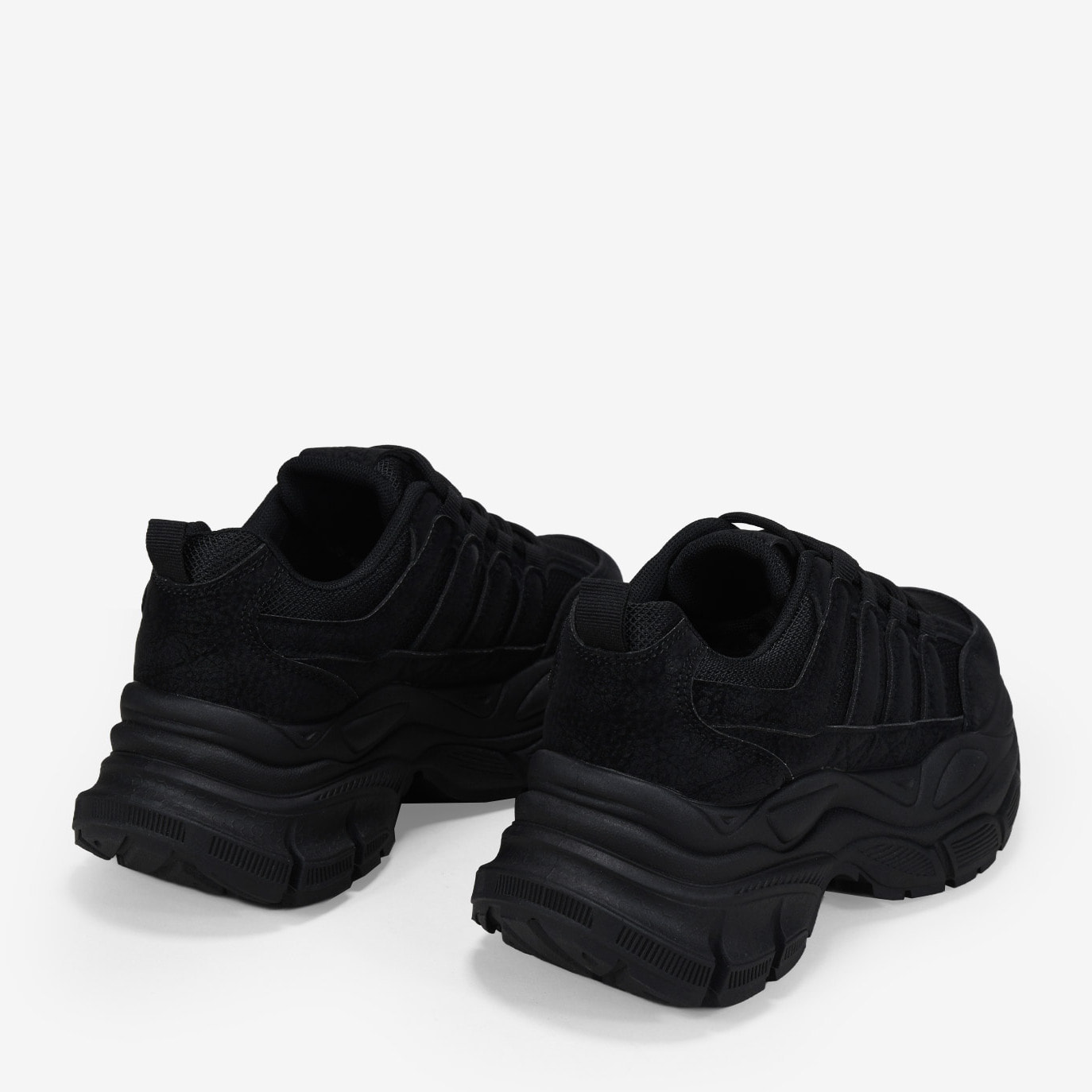 Zapatillas de plataforma negras con rejilla y cordones