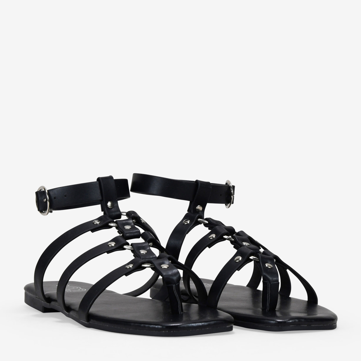 Sandalias planas negras con tira de dedo
