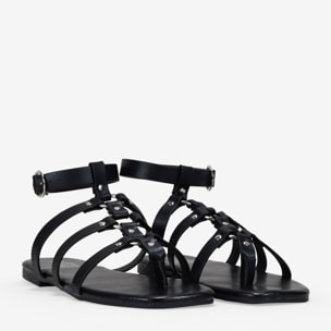 Sandalias planas negras con tira de dedo