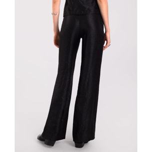 Pantalón recto satinado.