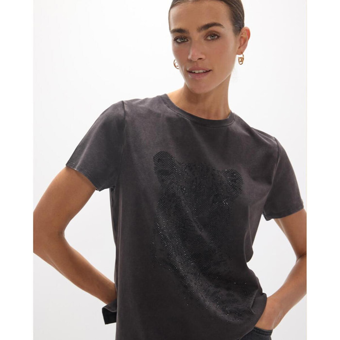 T-shirt girocollo aderente con spacchi laterali e stampa leopardata sul davanti.