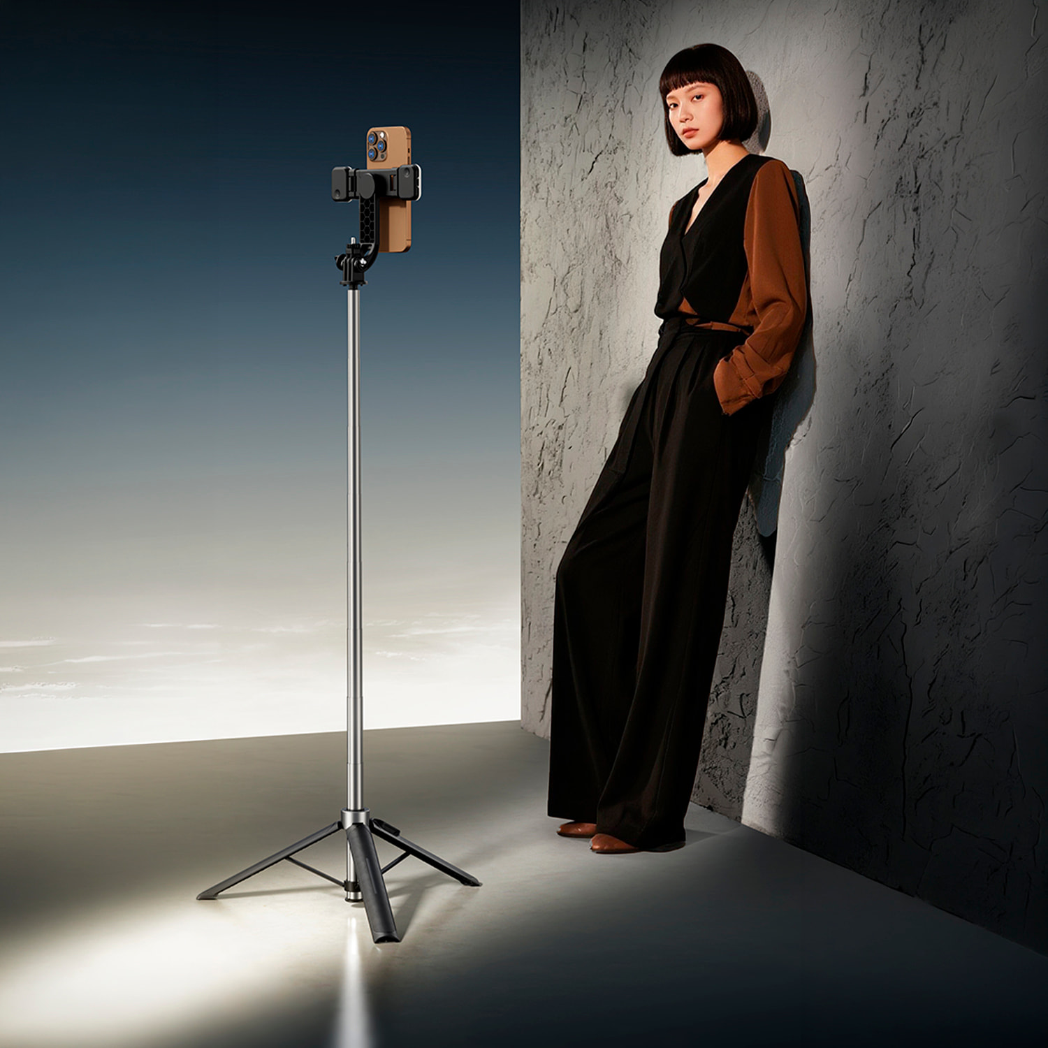 Palo de selfie extensible de hasta 1,3 m con función trípode y luz de relleno integrada con 3 modos de color. Incluye mando de control remoto.